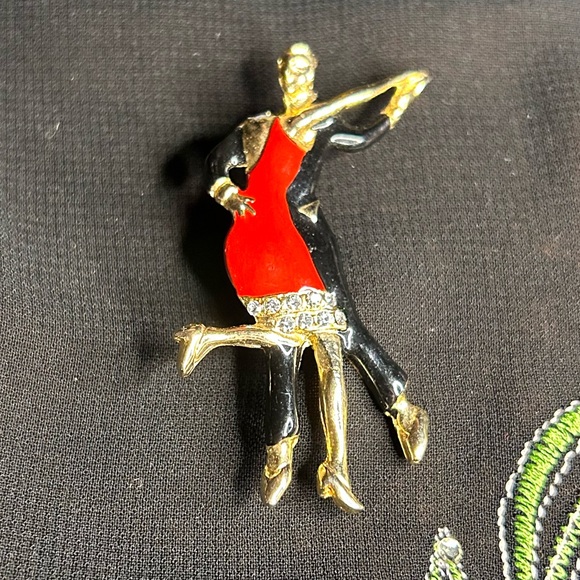 Vintage Jewelry - VTG Gold tone Metal and enamel dancing couple brooch. AS IS